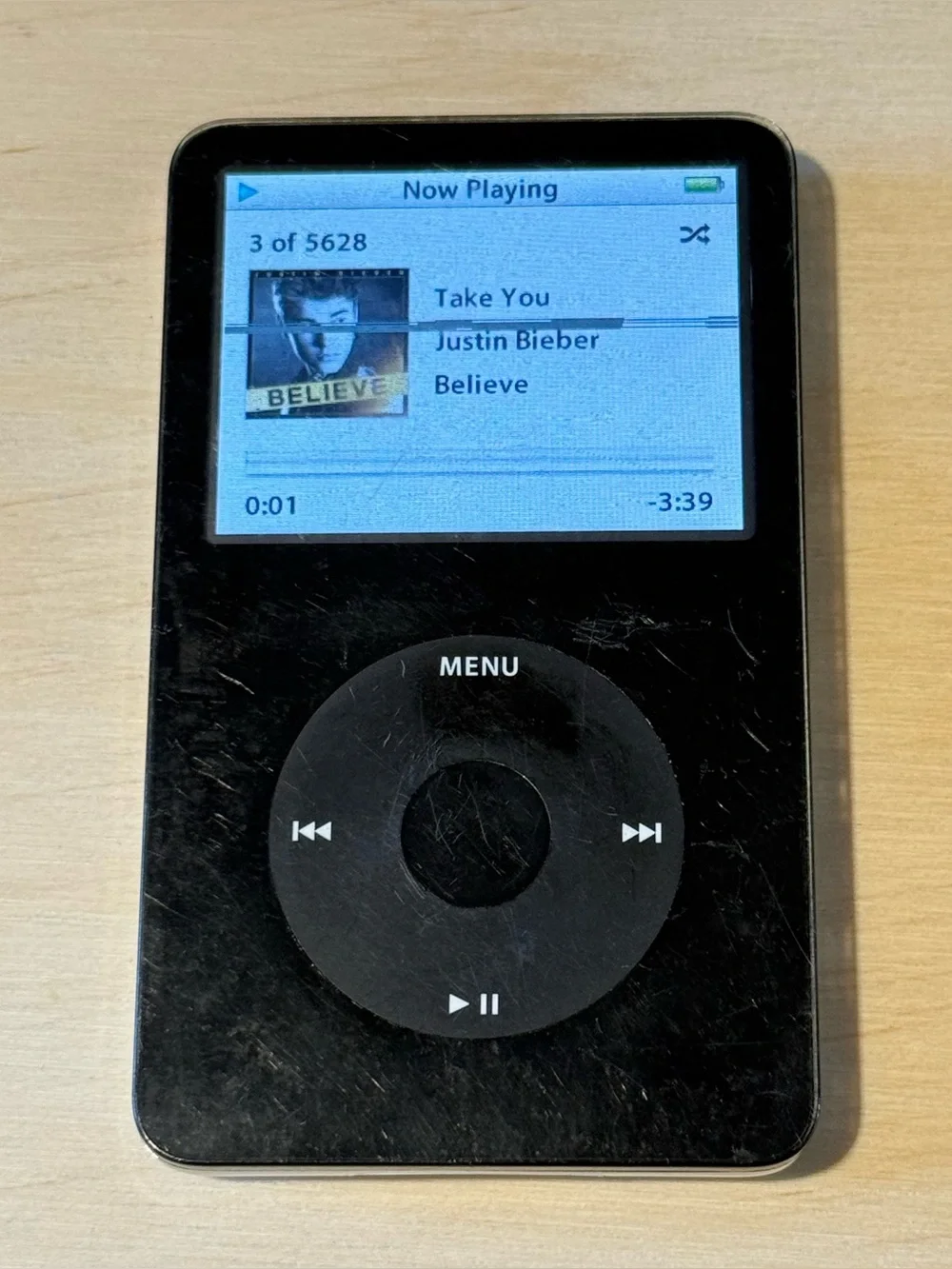 iPod Model:A1136 5thGen 30GB Wht Tested Great Bat 10-12hr w/5628-Song-Char Read